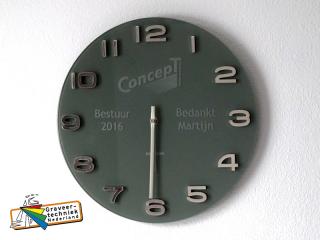 Gravure in wandklok van glas